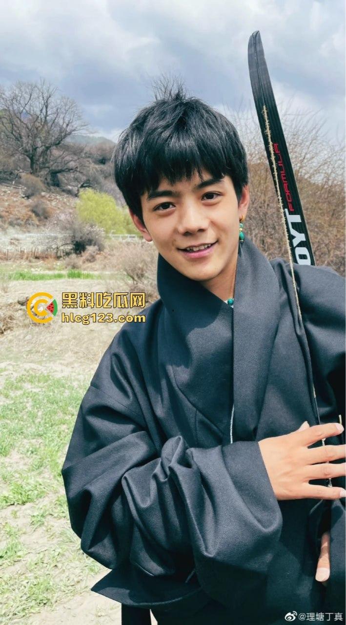 理塘王丁真降临,low逼才抽纸烟,男人该抽电子烟!90周年《What makes me smoke》致纸烟党,草泥马丁真!-4