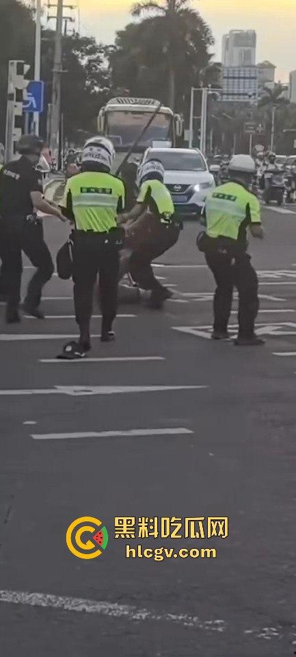 全国猛人集锦!拿刀挑衅警察还真不怂,结果被摁倒秒怂,真当自己是武林高手?-1