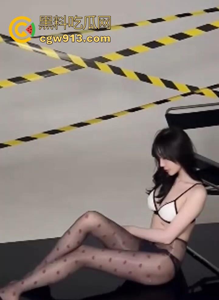 极品性感福利姬【玥儿玥】最新大尺度写真花絮流出,蓝色情趣警服紧裹34D巨乳和细腰翘臀,性感炸裂!-1