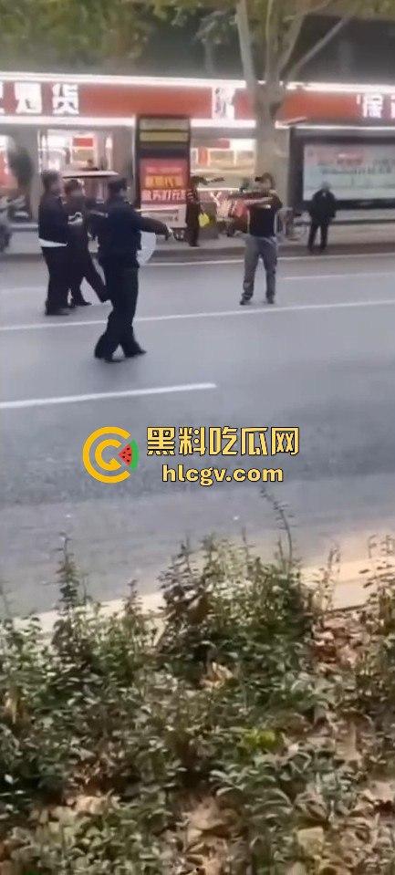 全国猛人集锦!拿刀挑衅警察还真不怂,结果被摁倒秒怂,真当自己是武林高手?-5