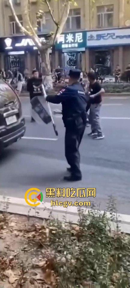全国猛人集锦!拿刀挑衅警察还真不怂,结果被摁倒秒怂,真当自己是武林高手?-6