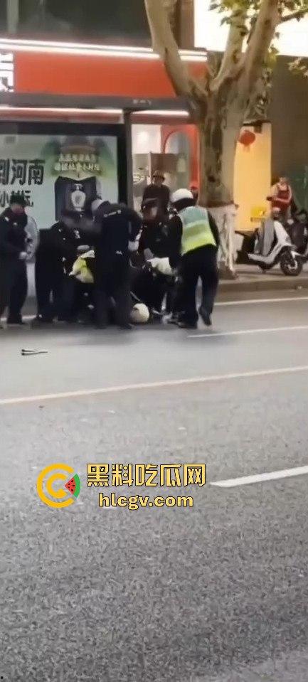 全国猛人集锦!拿刀挑衅警察还真不怂,结果被摁倒秒怂,真当自己是武林高手?-7