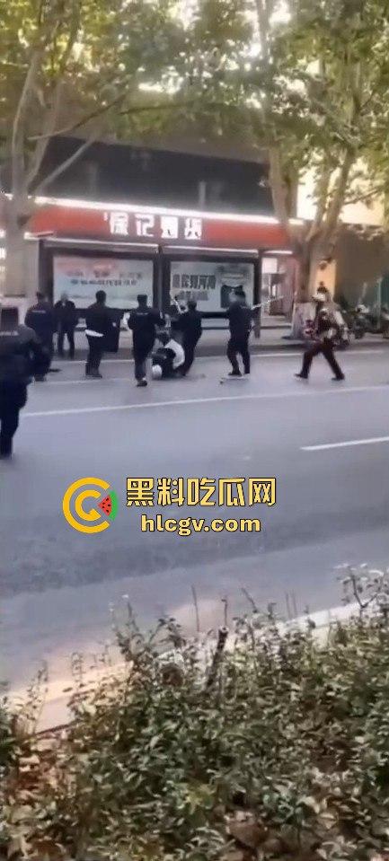 全国猛人集锦!拿刀挑衅警察还真不怂,结果被摁倒秒怂,真当自己是武林高手?-8