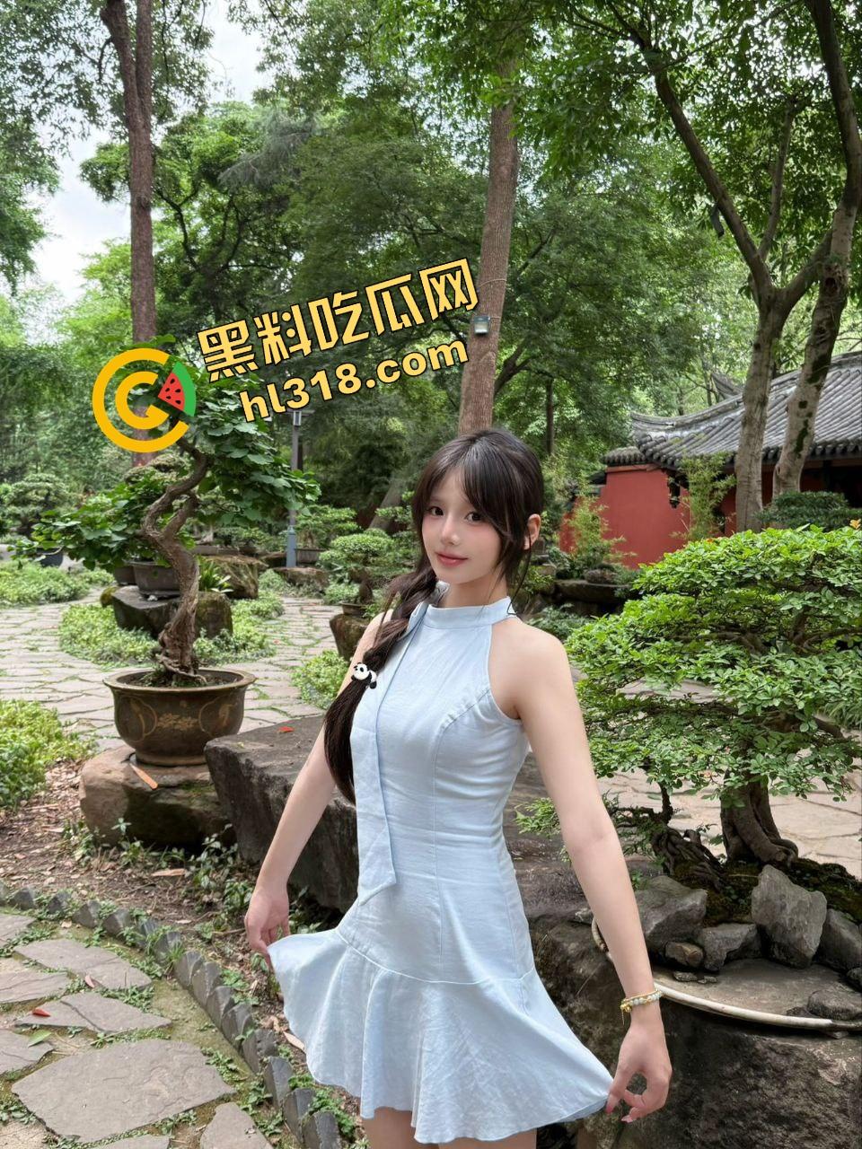 西南石油大学惊现教室野战,00后把课桌当大床房在桌上上猛操,大奶左右乱晃,晃得到桌子嘎吱响!-1