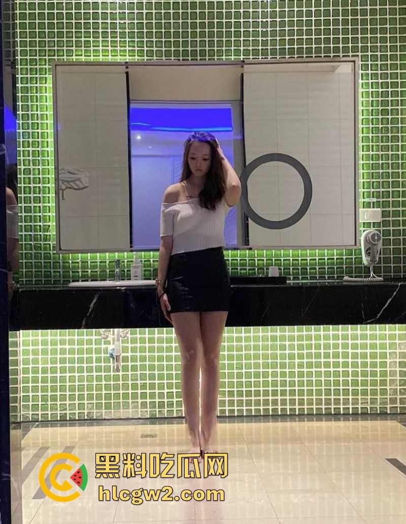 海南陵水县委副书记『肖绿』化身曹孟德玩人妻 少妇跪舔鸡巴舔到销魂,老公怒爆全程,聊天记录骚到飞起!-11