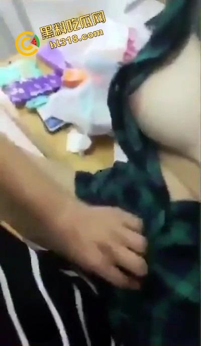 西南石油大学惊现教室野战,00后把课桌当大床房在桌上上猛操,大奶左右乱晃,晃得到桌子嘎吱响!-7