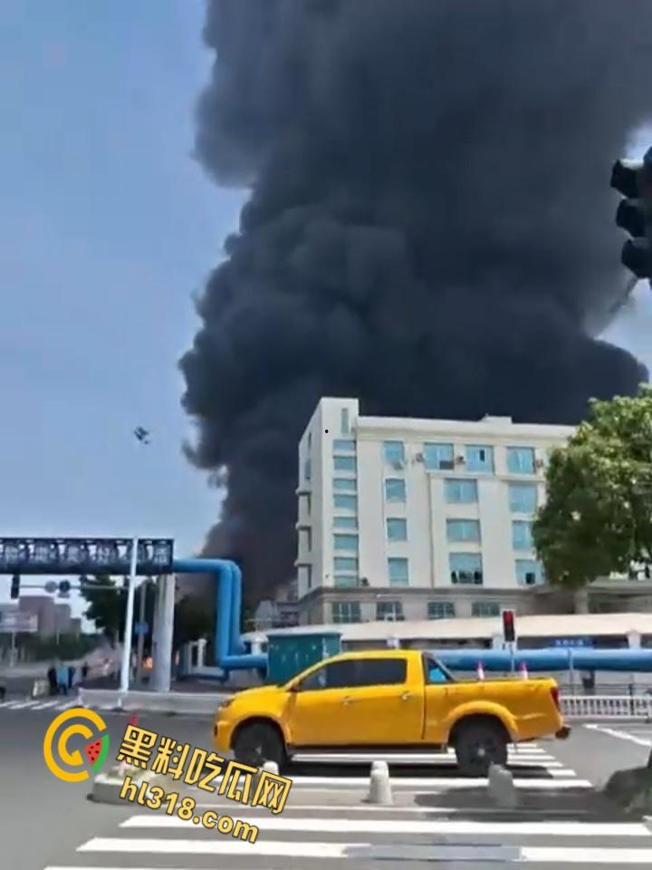 福清厂房大火黑烟吞没半城,黑烟冲天形势严峻,消防硬汉玩命压火硬刚,黑烟抢救零伤亡!-9