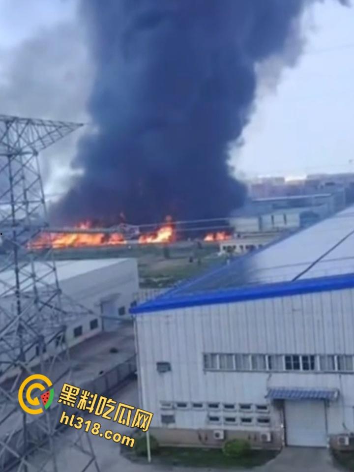 福清厂房大火黑烟吞没半城,黑烟冲天形势严峻,消防硬汉玩命压火硬刚,黑烟抢救零伤亡!-10