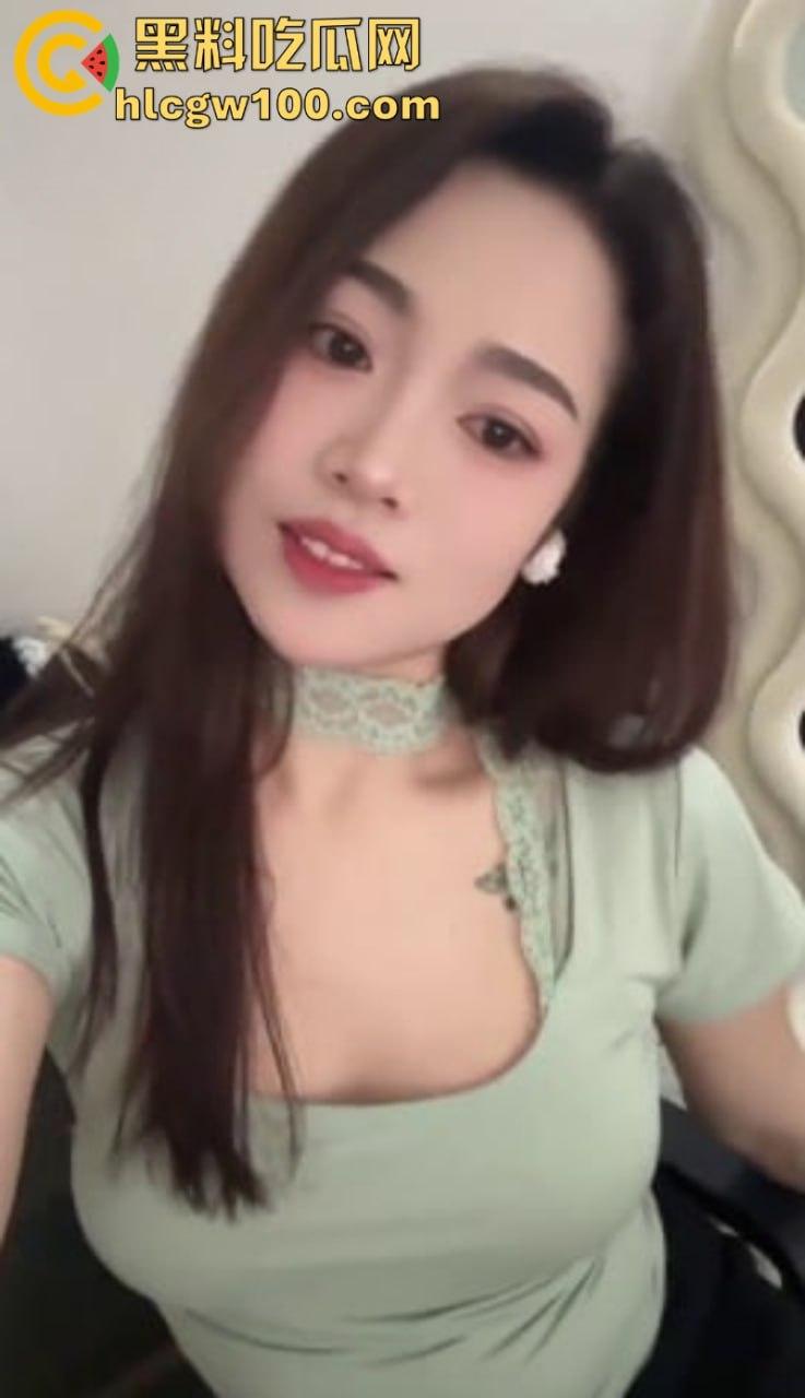 抖音极品少妇【衣衣甜甜圈】高颜值性感人妻 跟榜一大哥玩车震 大哥真有眼光啊 这种小网红钱少活好!-3