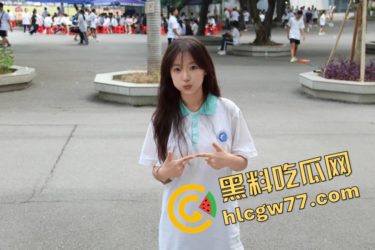 厕所野战被偷拍，白虎骚穴在马桶边被舔穿，口交互舔肉搏一气呵成，是骚是疯分不清了！-3