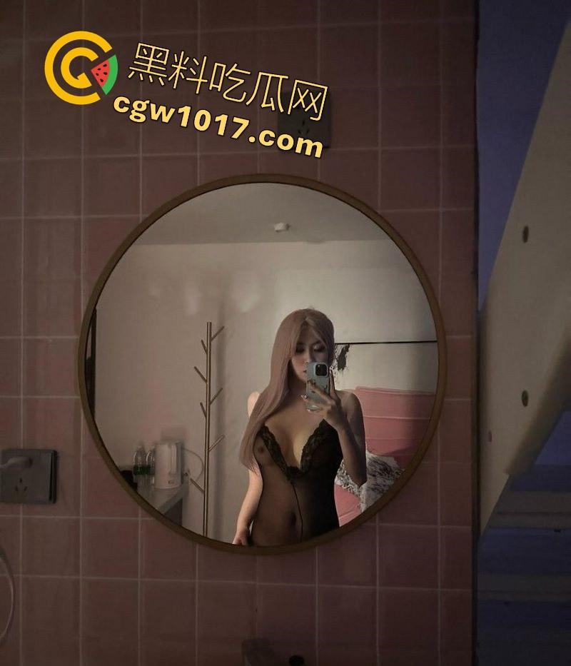 爱舔屌的微胖女M母狗,毒龙舔脚舔屌口技了得,边舔边露出渴望的眼神祈求主人狠狠满足,吉尼斯认证专业口交骚母狗!-1