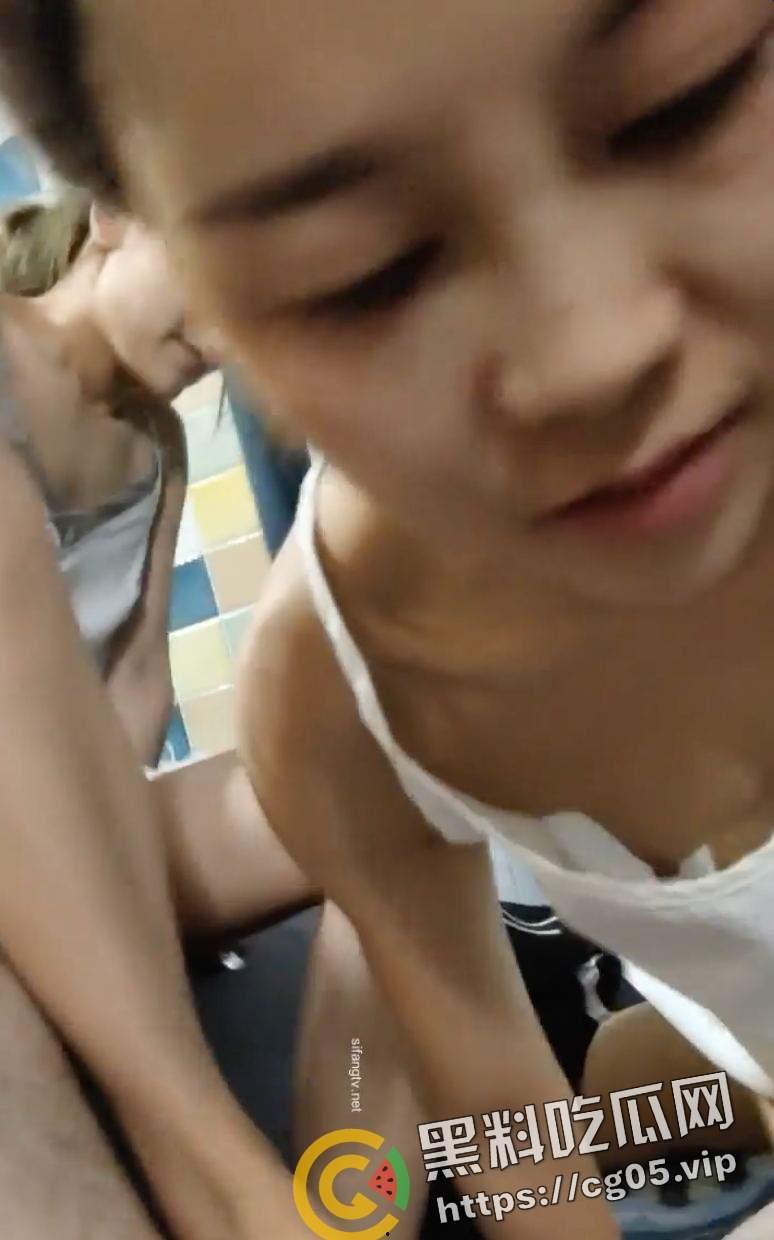 畜生!女子带离婚的同事和老公玩双飞 就让小孩在旁边看着 吃鸡吧的时候还跟小孩子说妈妈吃一口你吃一口-7