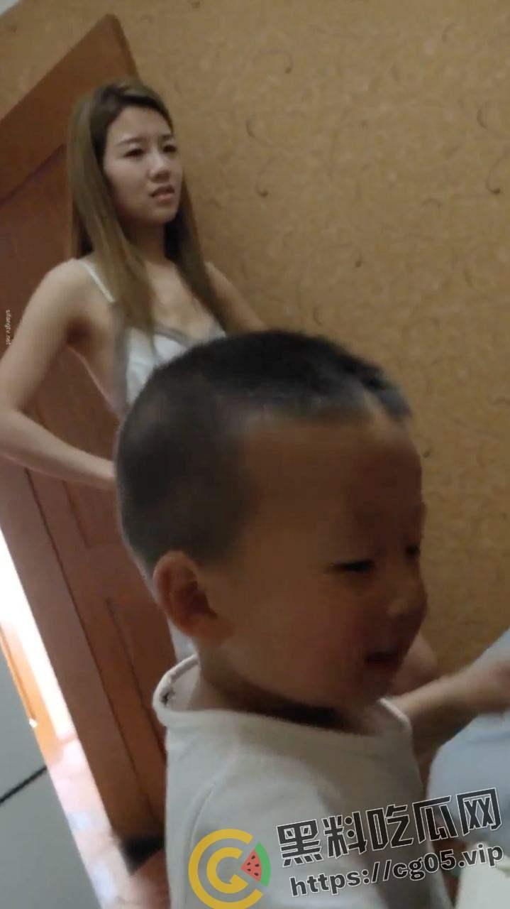 畜生!女子带离婚的同事和老公玩双飞 就让小孩在旁边看着 吃鸡吧的时候还跟小孩子说妈妈吃一口你吃一口-11