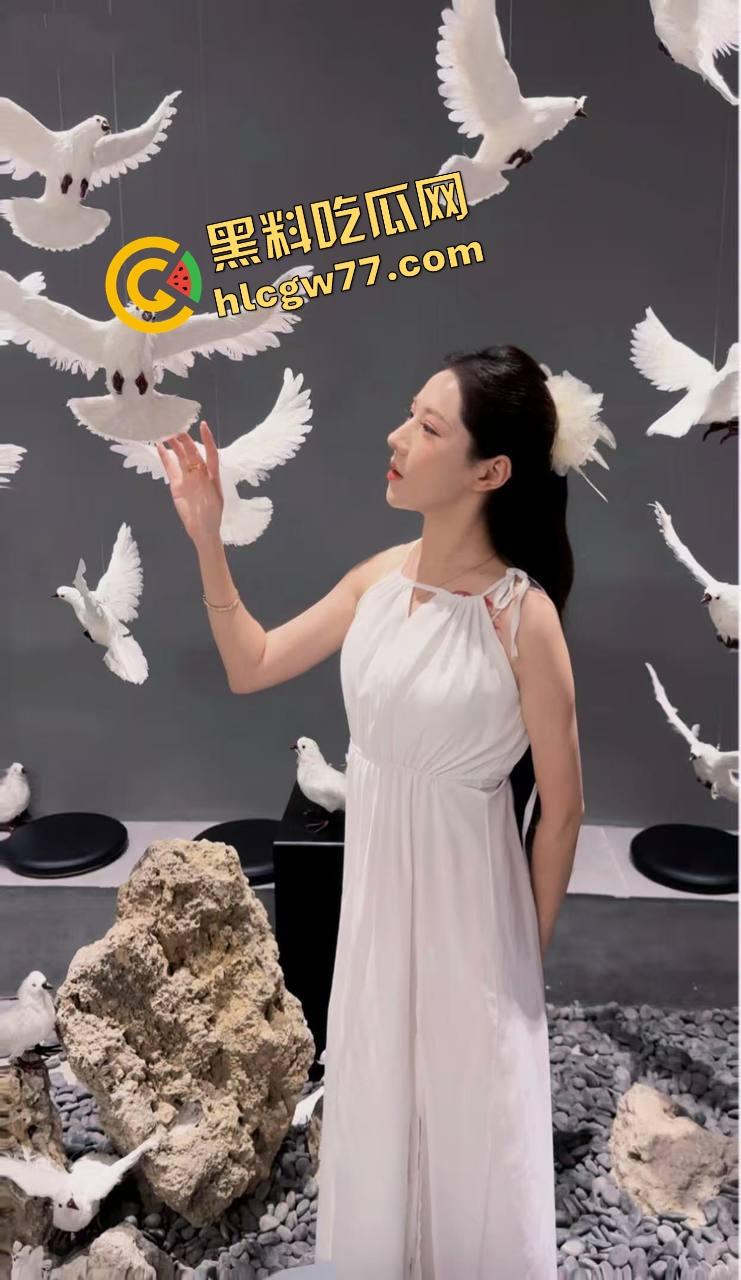 上海大佬酒店爆肏00后骚妹美少女,半腿袜口交足交双管齐下,钱给到位了妹子也不介意被拍!-1