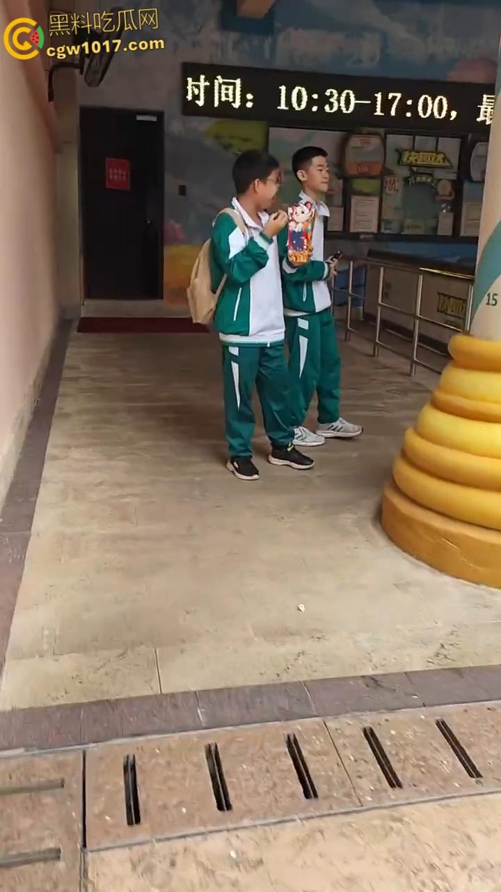 广州长隆野生动物园,长裙美女为狗大闹,不听劝阻当街闹事,怒砸玩具车扔路人,最终被安保人员请出 !-1