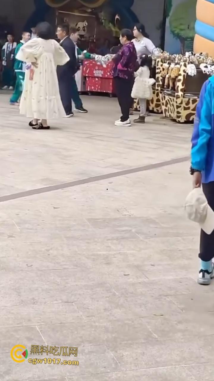 广州长隆野生动物园,长裙美女为狗大闹,不听劝阻当街闹事,怒砸玩具车扔路人,最终被安保人员请出 !-6