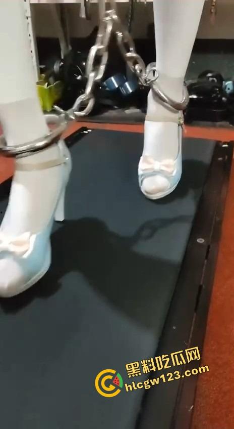 又一个女朋友被玩疯,全头罩调教成铁甲小宝,口鼻被封逼口被塞,这种重度变态玩法到底什么路数?-9