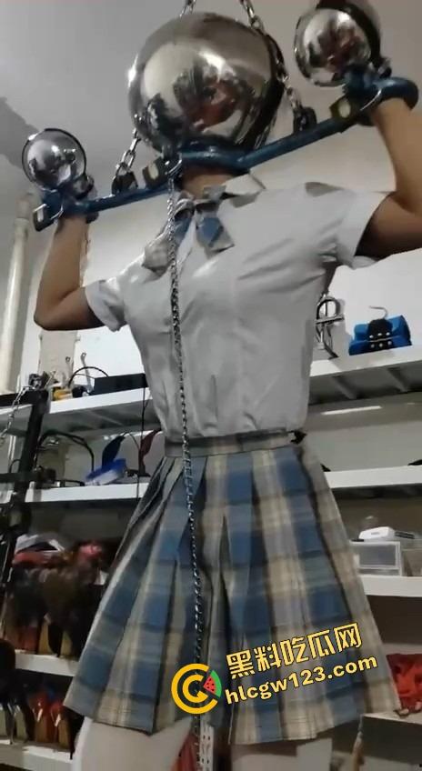 又一个女朋友被玩疯,全头罩调教成铁甲小宝,口鼻被封逼口被塞,这种重度变态玩法到底什么路数?-11