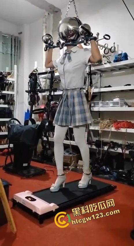 又一个女朋友被玩疯,全头罩调教成铁甲小宝,口鼻被封逼口被塞,这种重度变态玩法到底什么路数?-12