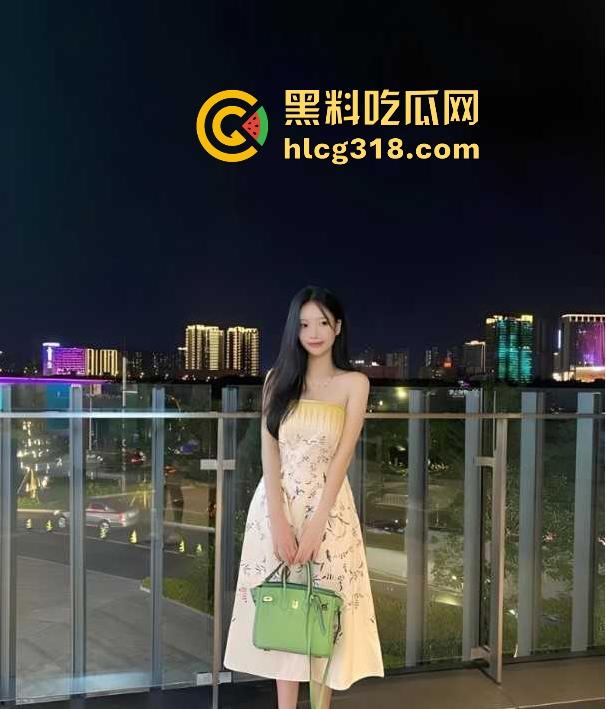 杭州极品大奶骚货【李玉婷】背着舍友拉开衣服自慰骚拍，跟网恋对象性爱视频曝光流出！-4