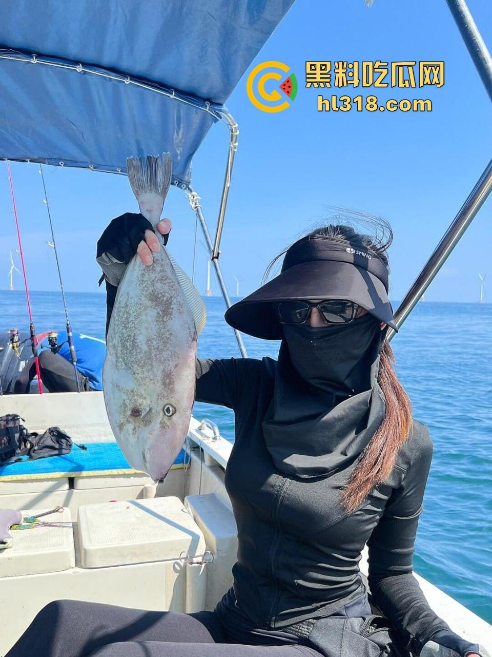 不好意思用力太猛!把刚认识的钓鱼媛都操哭了,极品性感名媛被当地肉便器猛操,上午钓的鱼晚上吊的她!-2