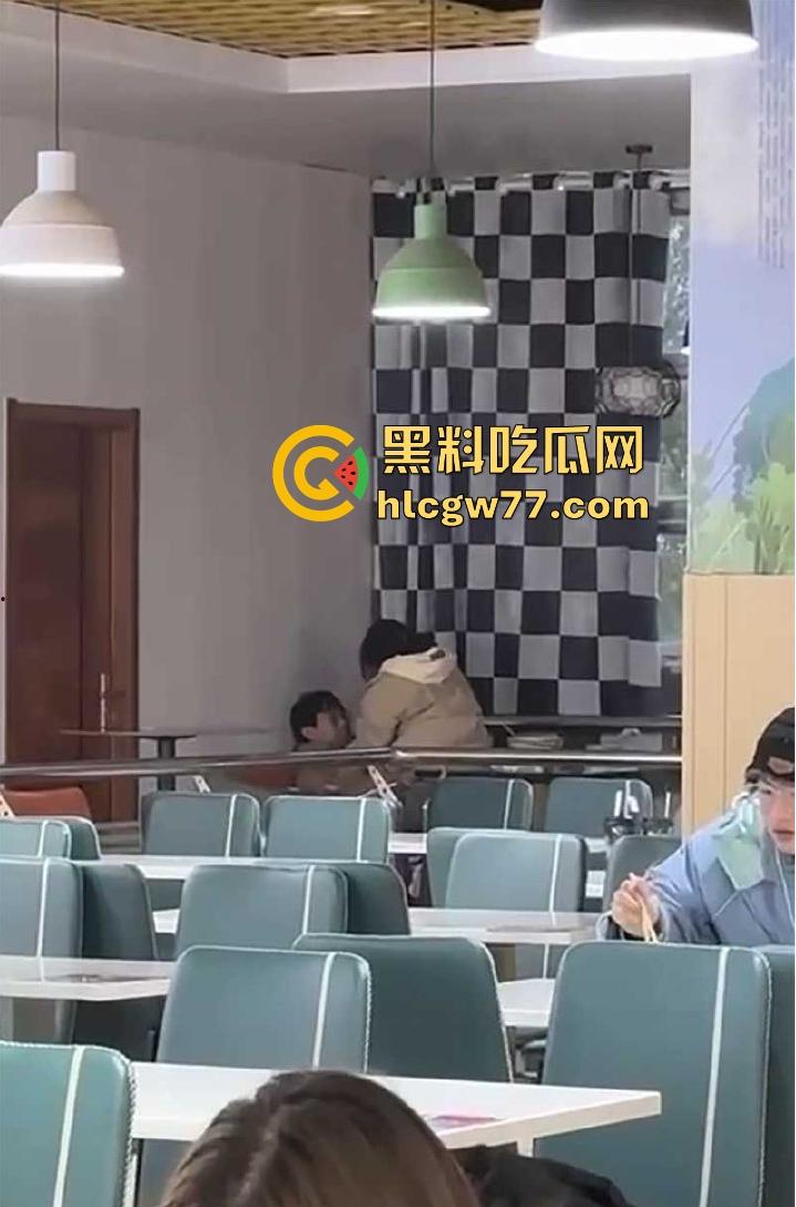 大学生真会玩！情侣在学校食堂沙发上做爱被偷拍 ，现场被人拍下疯传-5