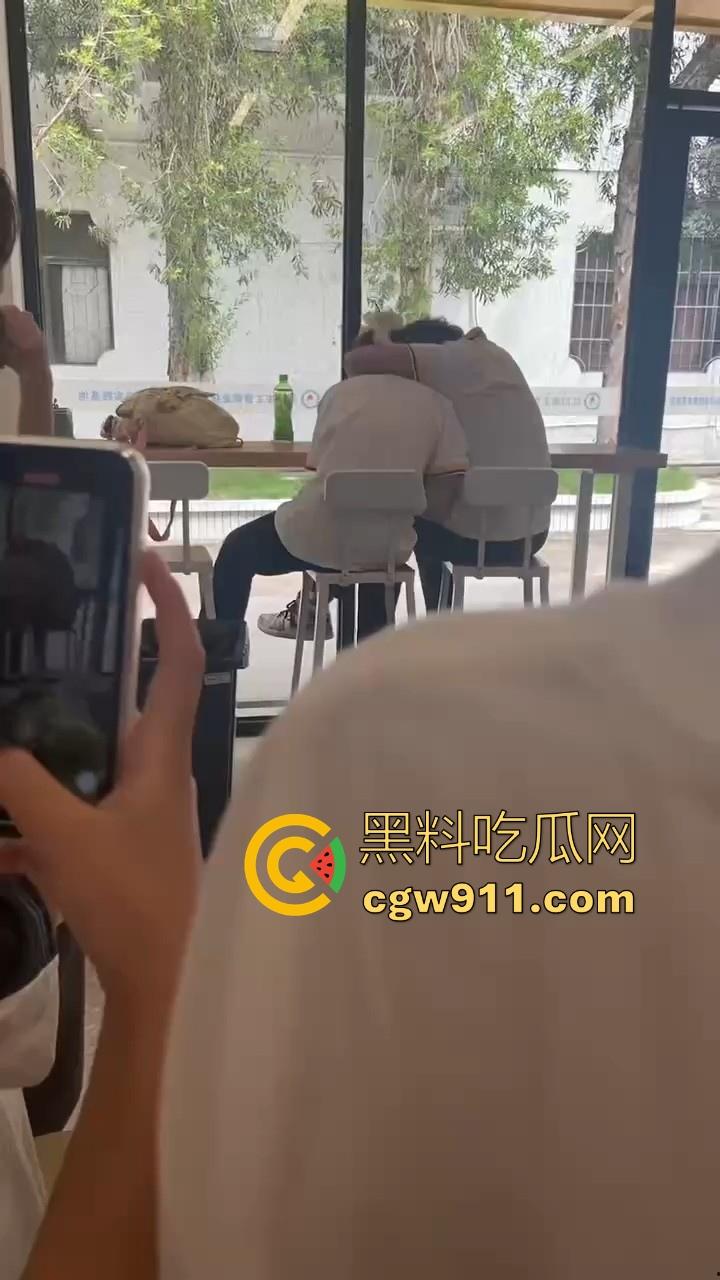 江门工贸职院早恋大瓜 !学生情侣当众互摸下体,腿长裤裆鼓鼓,纤手隔裤猛揉男生硬屌,满满的青春气息!-5