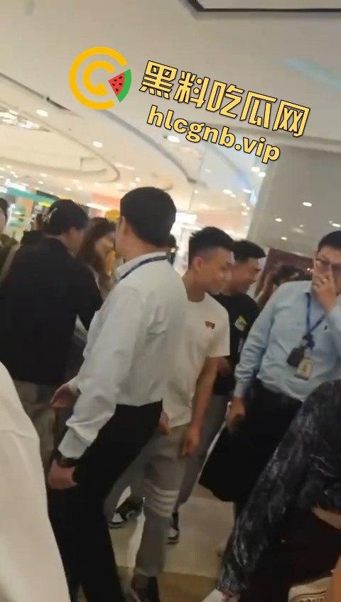 哈尔滨又又又出圈了!!哈西万达广场,一男子偷拍女生被抓!-1