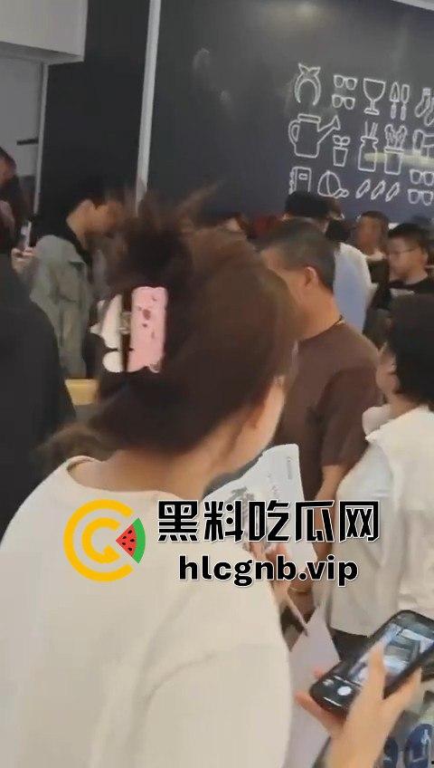 哈尔滨又又又出圈了!!哈西万达广场,一男子偷拍女生被抓!-4