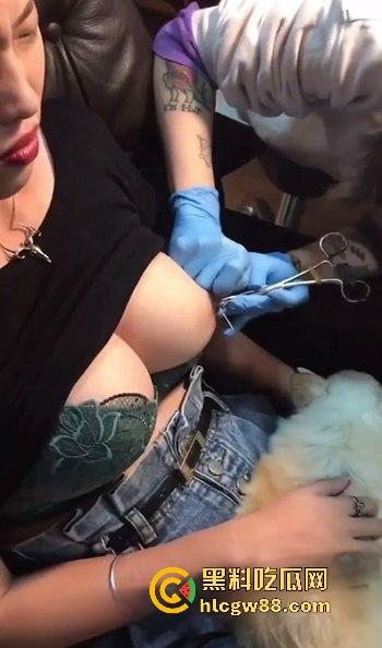 柳州精神小妹直播打乳环,大白奶挂铃铛淡定自若,SM调教系狗绳,这奶白花花真会玩!-10