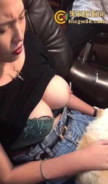 柳州精神小妹直播打乳环,大白奶挂铃铛淡定自若,SM调教系狗绳,这奶白花花真会玩!-11