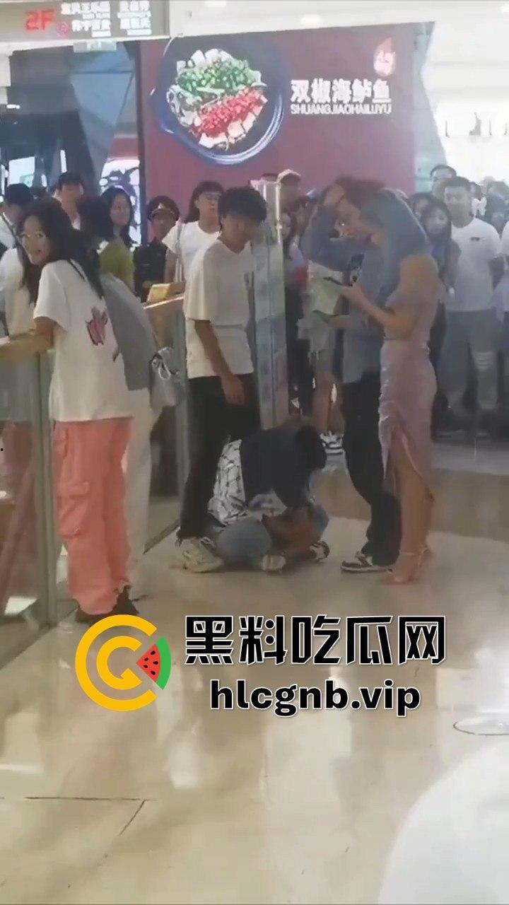 哈尔滨又又又出圈了!!哈西万达广场,一男子偷拍女生被抓!-6