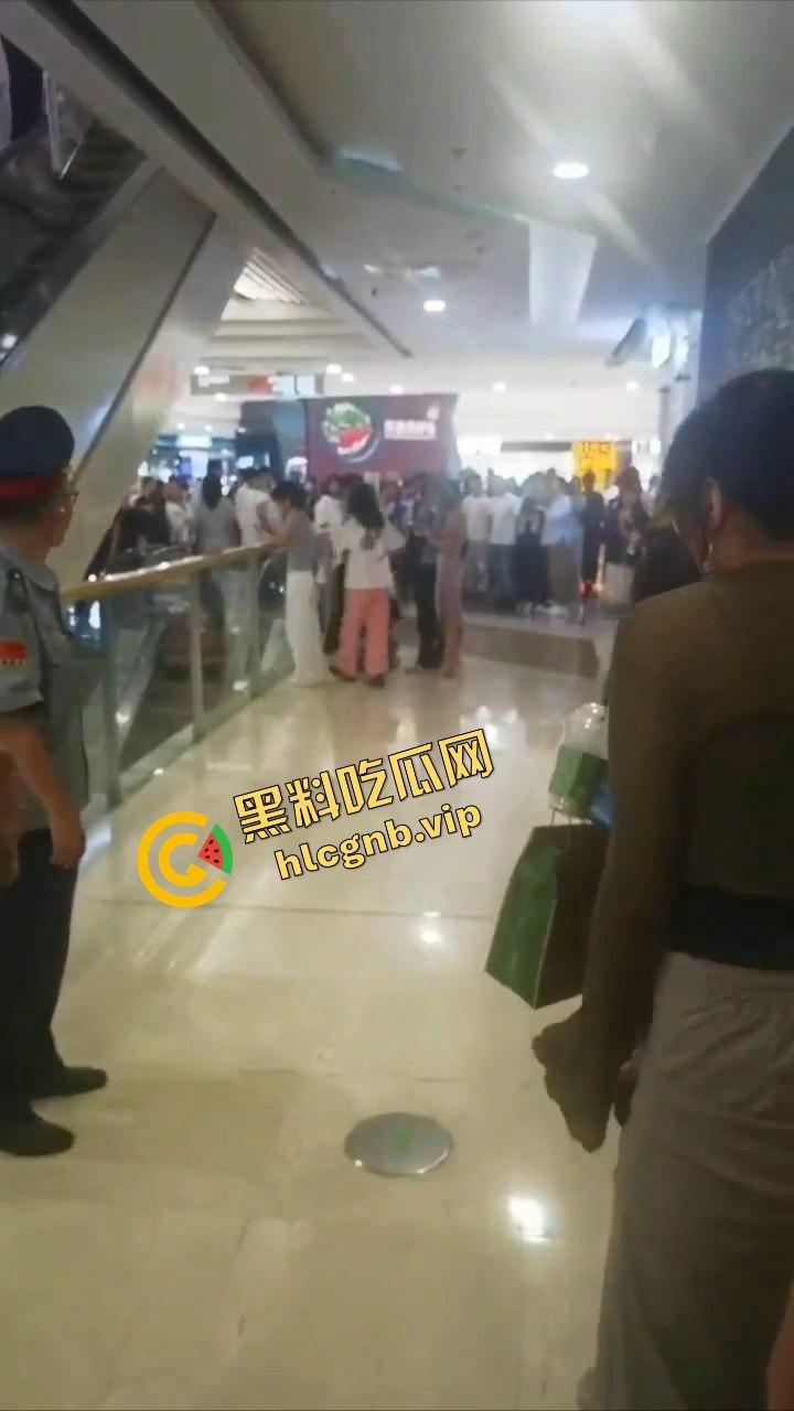 哈尔滨又又又出圈了!!哈西万达广场,一男子偷拍女生被抓!-9