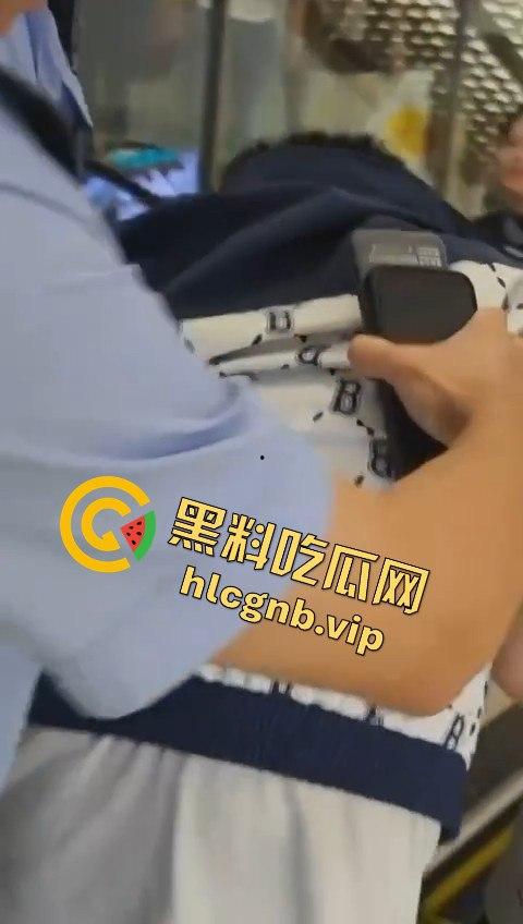 哈尔滨又又又出圈了!!哈西万达广场,一男子偷拍女生被抓!-10