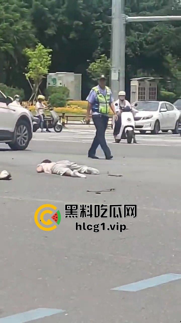 8月21日海南三亚春光路口车祸，两女惨被撞倒在地-1