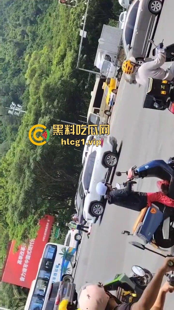 8月21日海南三亚春光路口车祸，两女惨被撞倒在地-4