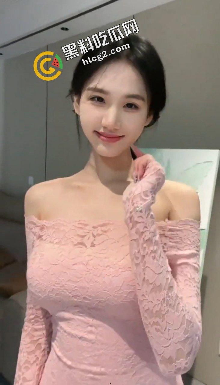 抖音高颜值清纯女网红『裴南苇』与榜上大哥线下真人4P 口爆吞精 轮流爆操 多P视频流出!-3