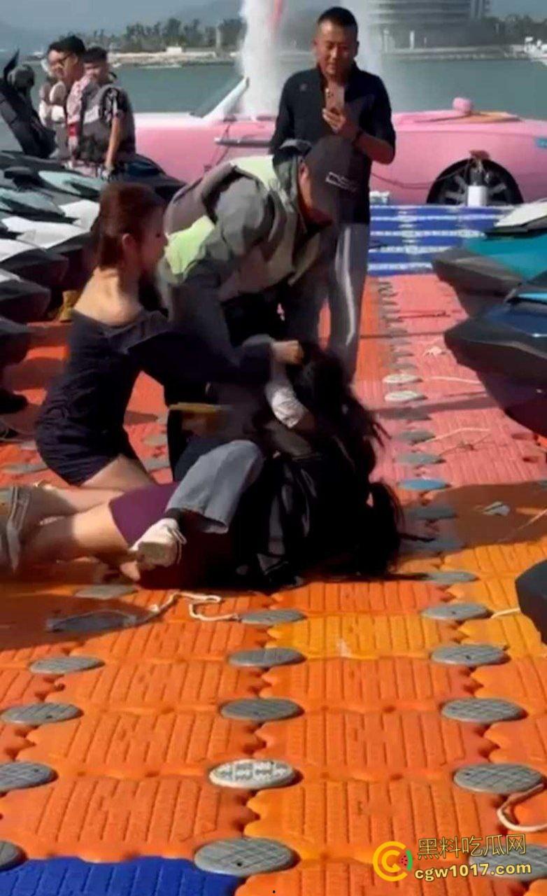 海南三亚钟情会所海边 ,黑衣女子当庭挑衅三女爆发冲突,头发一拽倒地就干,飞扑薅头堪比职业选手!-1