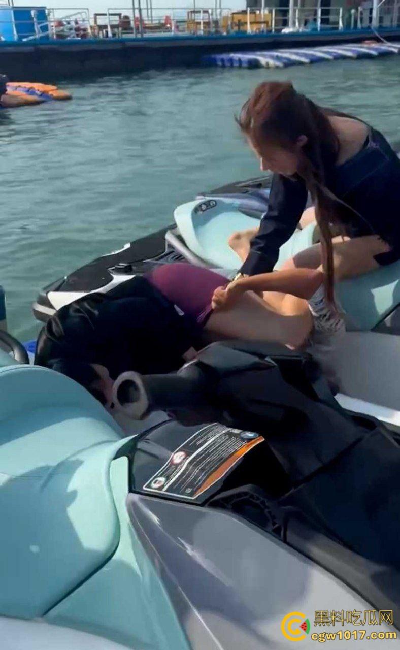 海南三亚钟情会所海边 ,黑衣女子当庭挑衅三女爆发冲突,头发一拽倒地就干,飞扑薅头堪比职业选手!-7