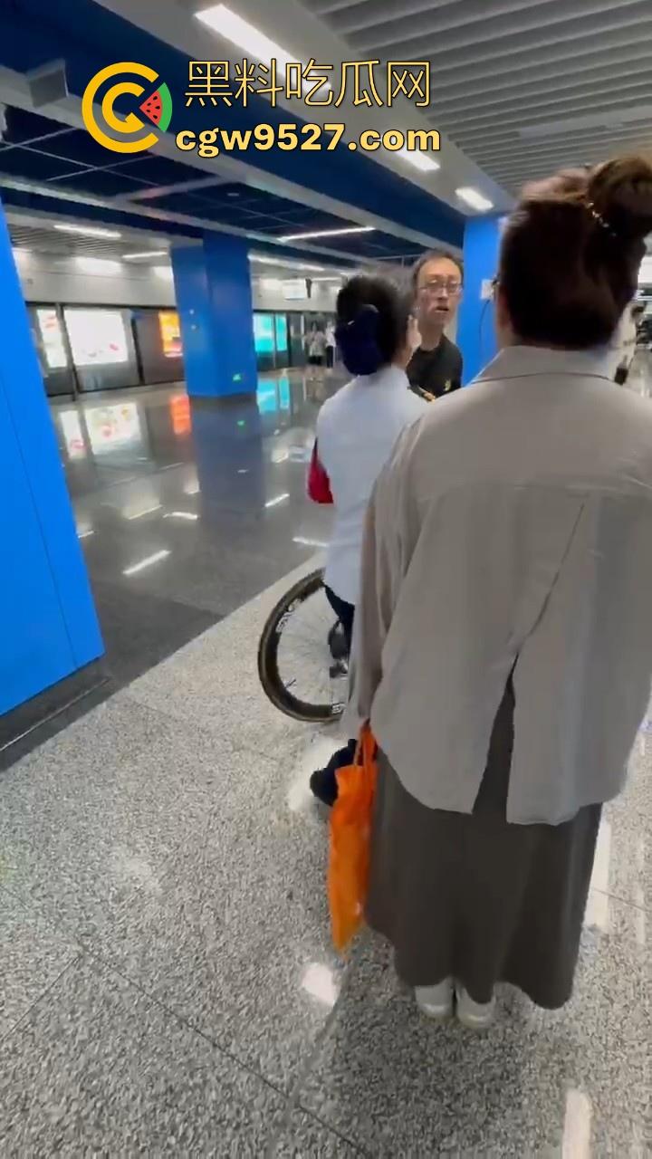 杭州素质眼镜男强行自行车强闯地铁站,工作人员劝解阻挠,全程当没听见,见人就开喷,懂不懂什么叫规定!-3