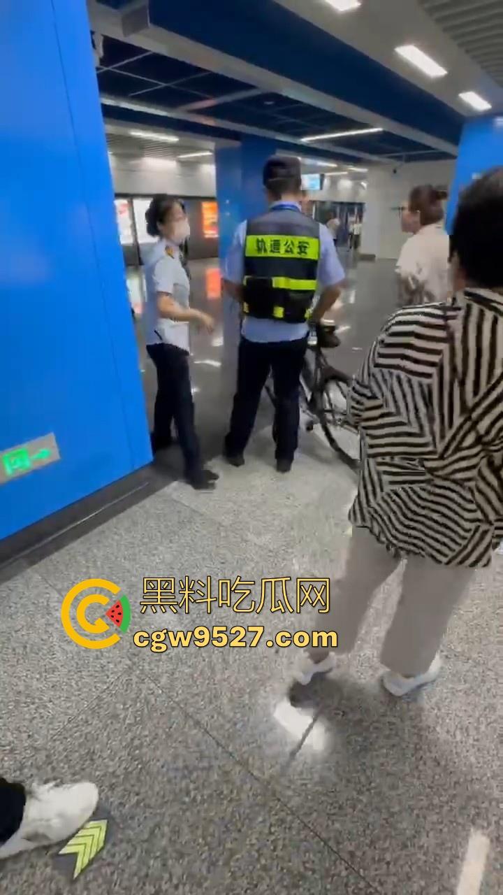 杭州素质眼镜男强行自行车强闯地铁站,工作人员劝解阻挠,全程当没听见,见人就开喷,懂不懂什么叫规定!-7