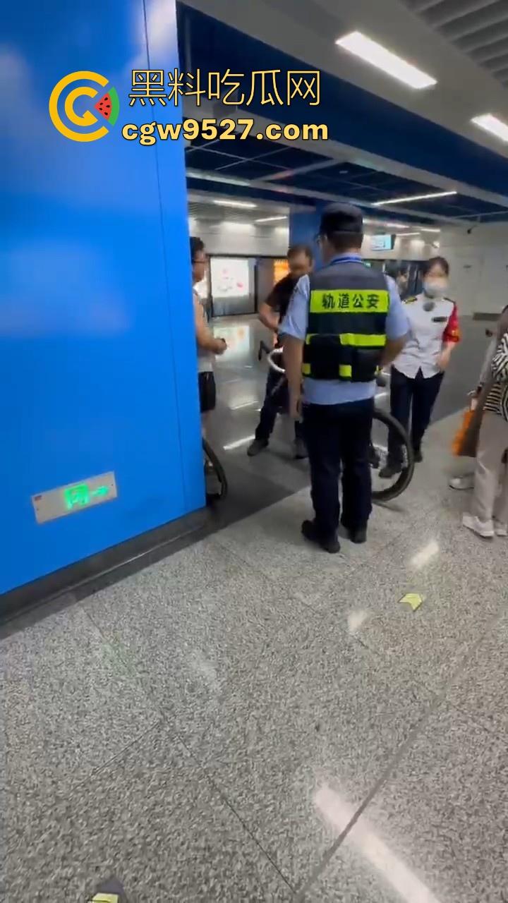 杭州素质眼镜男强行自行车强闯地铁站,工作人员劝解阻挠,全程当没听见,见人就开喷,懂不懂什么叫规定!-9
