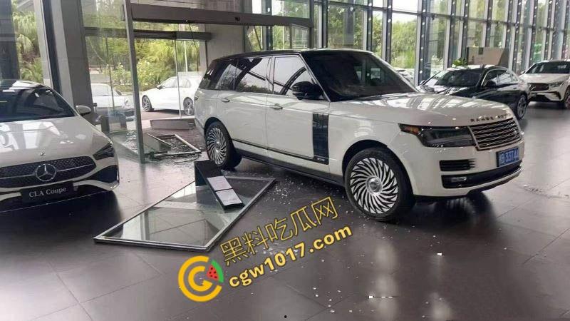 广西柳州奔驰4S店惊爆偷情丑闻！女销售与同事狂野偷情，金主怒曝视频，火爆开车撞店-8