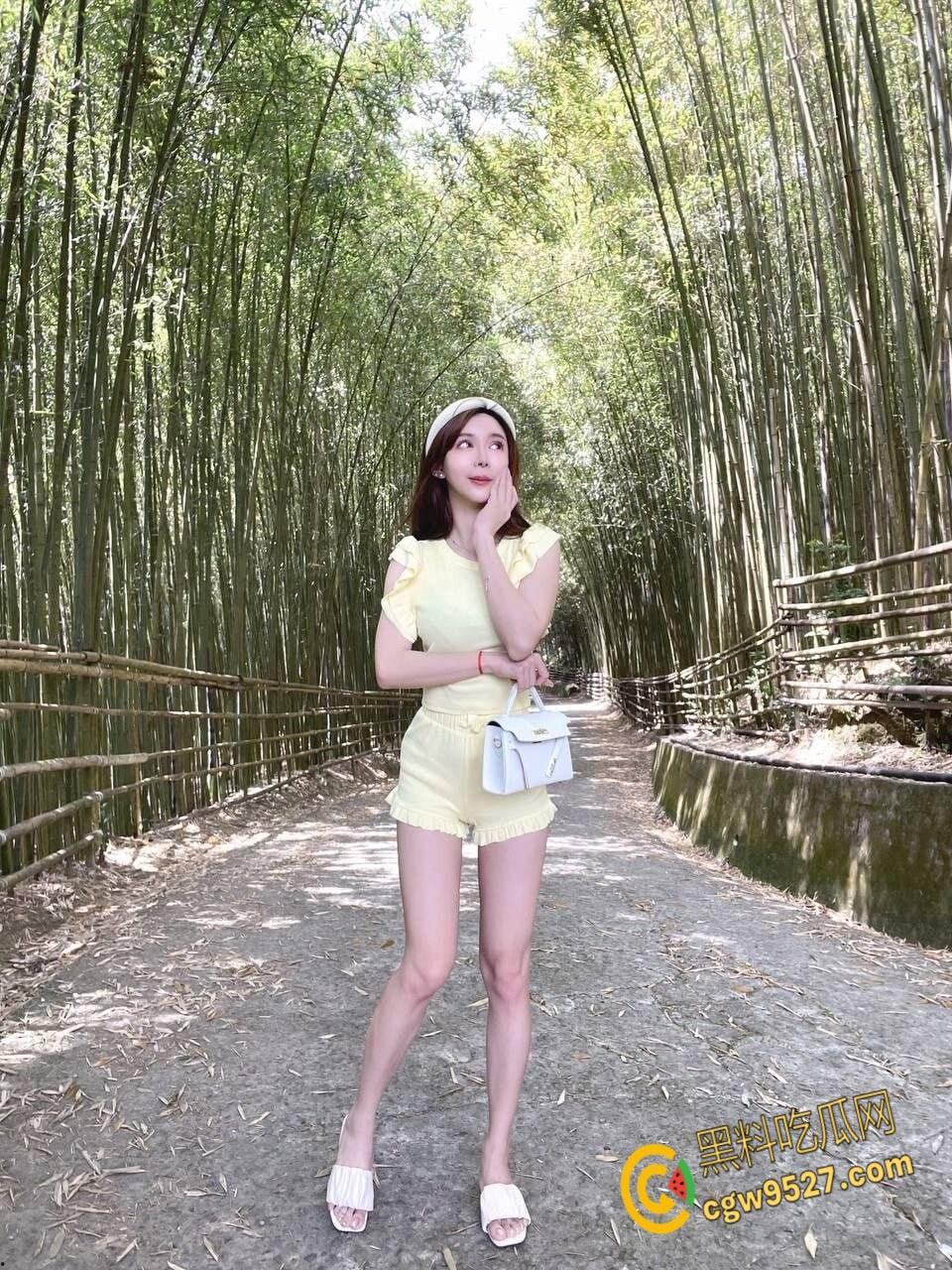 江苏扬州高端女神【陈依琳】,被瓜友高价拿下陪玩服务一天,开车口交玩弄粉穴,后入爆操肥美骚穴 !-1