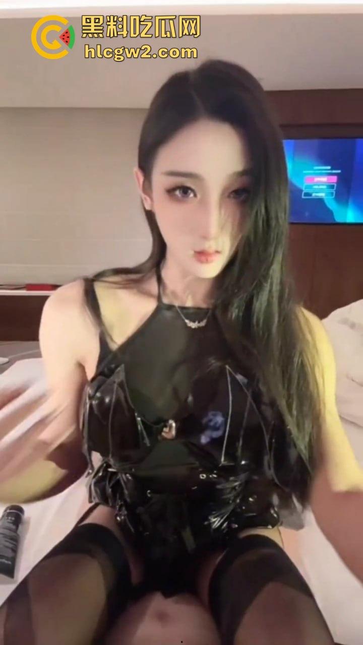 上海极品TS【潘雨辰】高挑火辣身材 绝美容颜加精湛口技 纤细美腿撩人骚动 比女人还会叫!慎入!-11