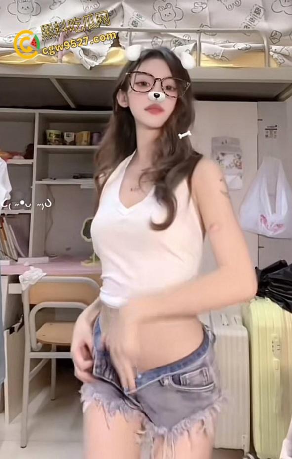 河北美术学院大二美女【许薇】,如火纯情的舔屌技术,穿着高跟鞋翘着屁股太诱人了 ,动作大胆到令人咋舌 !-1