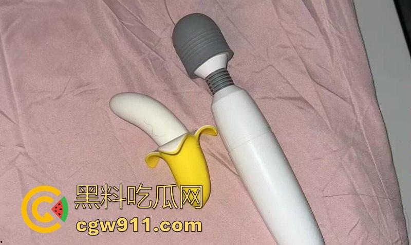 福建女大学生为还网贷擦边卖骚,远程网调自慰,翘臀对镜狂抠粉嫩骚穴,宿舍空气里满是骚味!-13