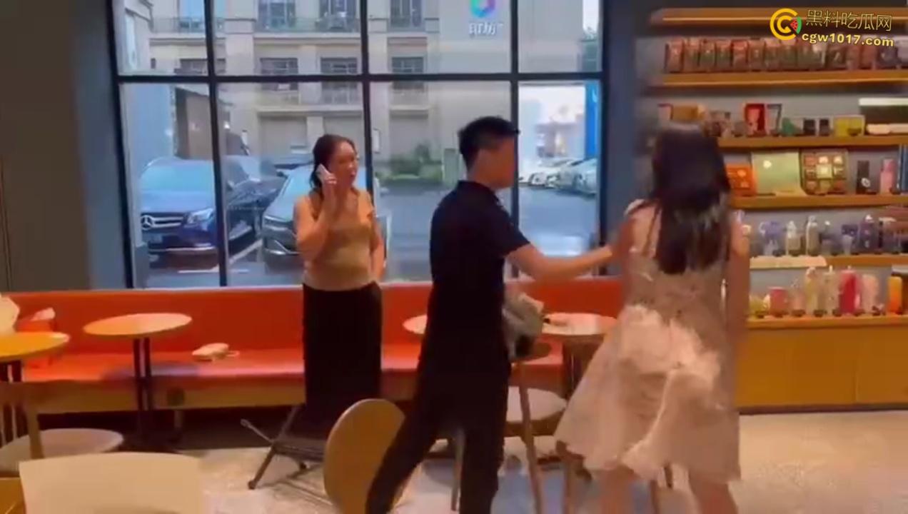 渣男带着小三在星巴克约会,两人有说有笑空气弥漫着暧昧, 被原配当场抓包后,两人瞬间扭打在一起 !-1