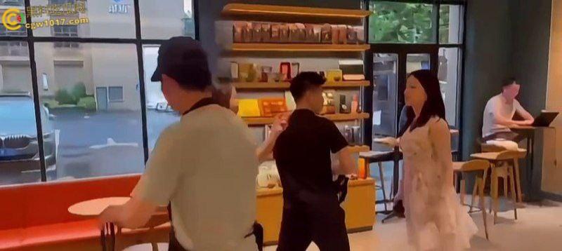 渣男带着小三在星巴克约会,两人有说有笑空气弥漫着暧昧, 被原配当场抓包后,两人瞬间扭打在一起 !-2