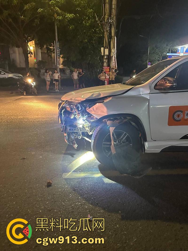 小伙骑摩托车夜晚狂飙,车辆失控撞上对面来车,女友当场飞出死亡,小伙自己全身骨折,看着都疼!-1